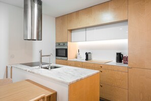Fridge, microwave, oven, coffee/tea maker