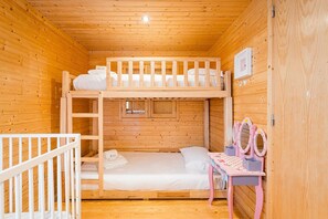 2 bedrooms, iron/ironing board, Internet, bed sheets