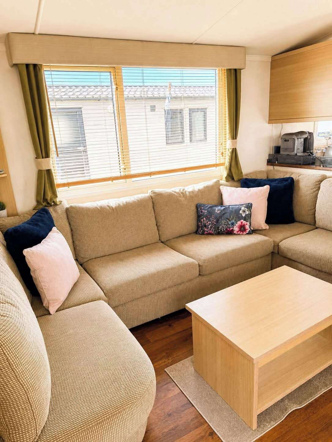 Een televisie en een open haard
