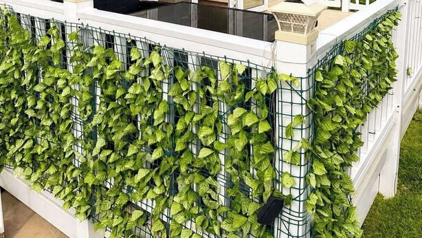 Une maison mobile dotée d’un patio couvert, d’une porte coulissante et d’une petite terrasse.