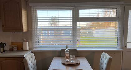 Beach Chalet - 2 Bedrooms - 4 Guests - Parking