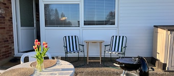Beach Chalet - 2 Bedrooms - 4 Guests - Parking