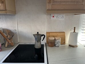 Kylskåp, mikrovågsugn, ugn och spishäll