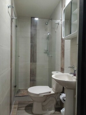 Douche, sĂšche-cheveux, serviettes fournies, savon