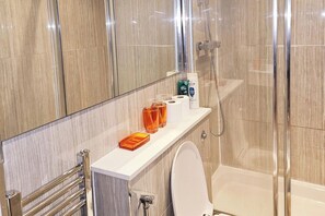 Dusche, Haartrockner, Handtücher, Seife