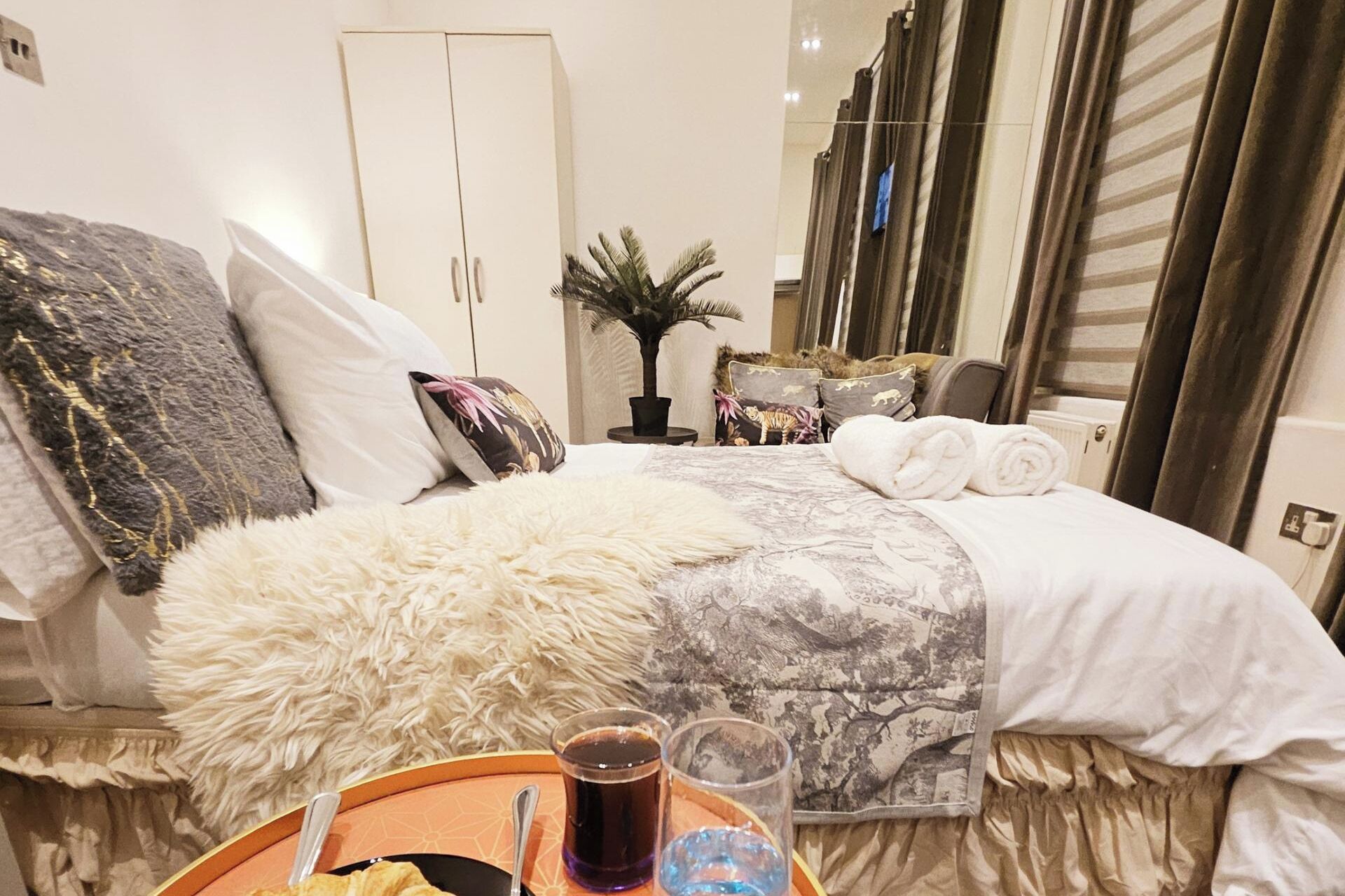 Iron/ironing board, WiFi, bed sheets