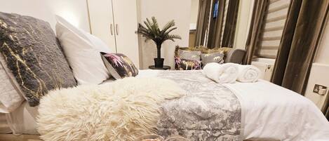 Iron/ironing board, WiFi, bed sheets