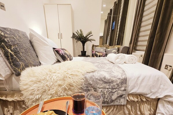 Tabla de planchar con plancha, wifi y ropa de cama