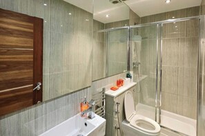 Dusche, Haartrockner, Handtücher, Seife