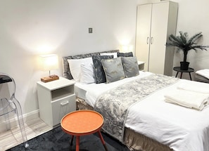 Tabla de planchar con plancha, wifi y ropa de cama 