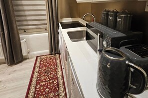 Kühlschrank, Mikrowelle, Herdplatte, Toaster