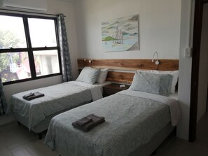 8 Schlafzimmer, Zimmersafe, Schreibtisch, Bügeleisen/Bügelbrett