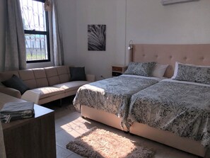 8 Schlafzimmer, Zimmersafe, Schreibtisch, Bügeleisen/Bügelbrett