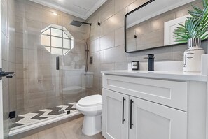 シャワー、タオル、トイレットペーパー