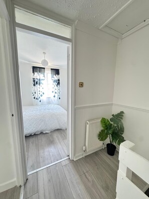 2 habitaciones, tabla de planchar con plancha, wifi y ropa de cama