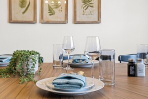 Dining - Sleep16-Close2NRG-HotTub-GameRm-KingBed-FencedYard (Oak Hill)