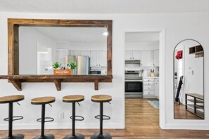 Fridge, microwave, oven, stovetop - Sleep16-Close2NRG-HotTub-GameRm-KingBed-FencedYard (Oak Hill)