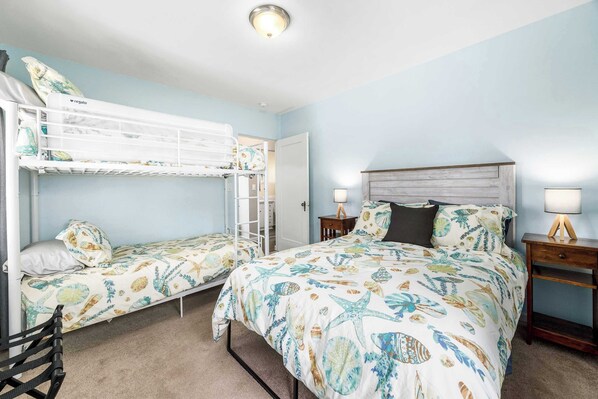 2 bedrooms, travel crib, WiFi, bed sheets - Adorable Rio Del Mar Beach House - Steps to beach! (Aptos)
