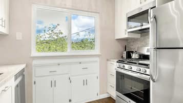 Coffee/tea maker, fridge, microwave, oven