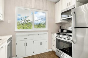 Coffee/tea maker, fridge, microwave, oven - Adorable Rio Del Mar Beach House - Steps to beach! (Aptos)