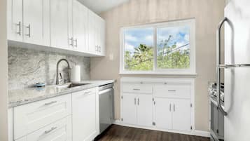 Cafetera/tetera, refrigerador, microondas, horno