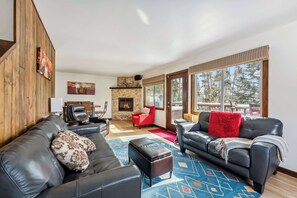 Televisión, chimenea, estéreo