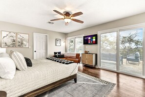 3 bedrooms, iron/ironing board, travel crib, WiFi - Canyon Lake Views+Game Room+Large Deck+Pool Table (Canyon Lake)