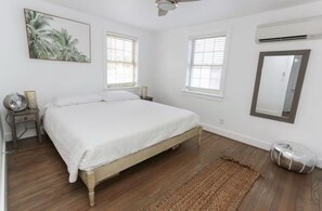 2 bedrooms, iron/ironing board, WiFi, bed sheets - Charming, Dog friendly, 2-bedroom house near the Virginia Beach Oceanfront (Virginia Beach)