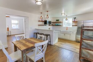 Dining - Charming, Dog friendly, 2-bedroom house near the Virginia Beach Oceanfront (Virginia Beach)