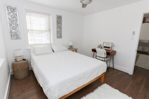 2 bedrooms, iron/ironing board, WiFi, bed sheets - Close to Atlantic Park, Dog friendly, 2-bedroom house near Va Beach Oceanfront (Virginia Beach)