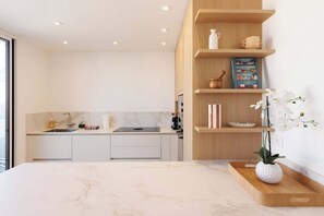 Réfrigérateur, four à micro-ondes, un four, surface de cuisson