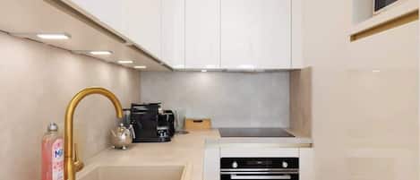 Refrigerador, microondas, horno, placa de cocina