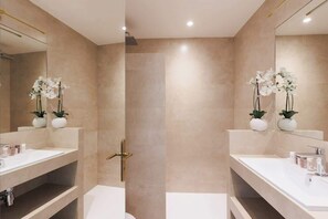 Shower, hair dryer, towels, shampoo - Sur la Croisette studio neuf (Cannes)