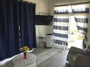 Exclusive-studiolejlighed - 1 queensize-seng - terrasse - udsigt til pool | Opholdsområde | 50-tommers smart-tv med digitale kanaler