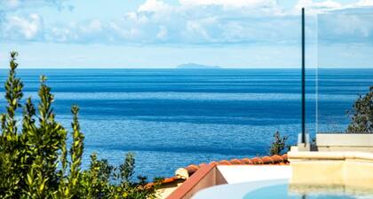 Villa with swimming pool and sunset view
