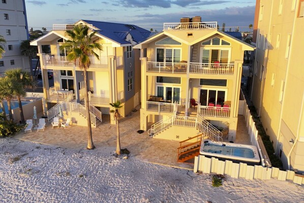 Propiedad frente al mar de dos pisos con balcones, piscina y jacuzzi.