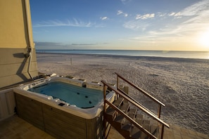 Outdoor spa tub - Ultimate Beachfront Escape for Families & Groups. Beach& Swim Spa. Tickets to Top Attractions Daily. (Madeira Beach)