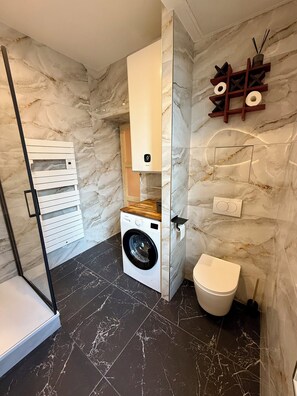 Dusche, Haartrockner, Handtücher, Seife