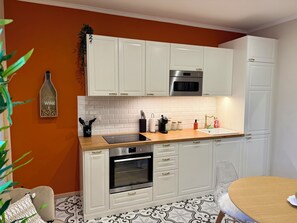 Mikrovågsugn, ugn, spishäll och diskmaskin