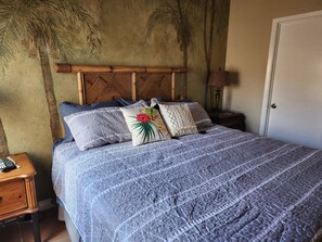 1 bedroom, iron/ironing board, bed sheets - Cozy 1-bedroom condo short walk to the beach in Lake Havasu City (Lake Havasu City)