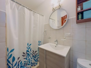 Een douche, handdoeken