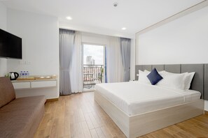 Desk, laptop workspace, iron/ironing board, free WiFi