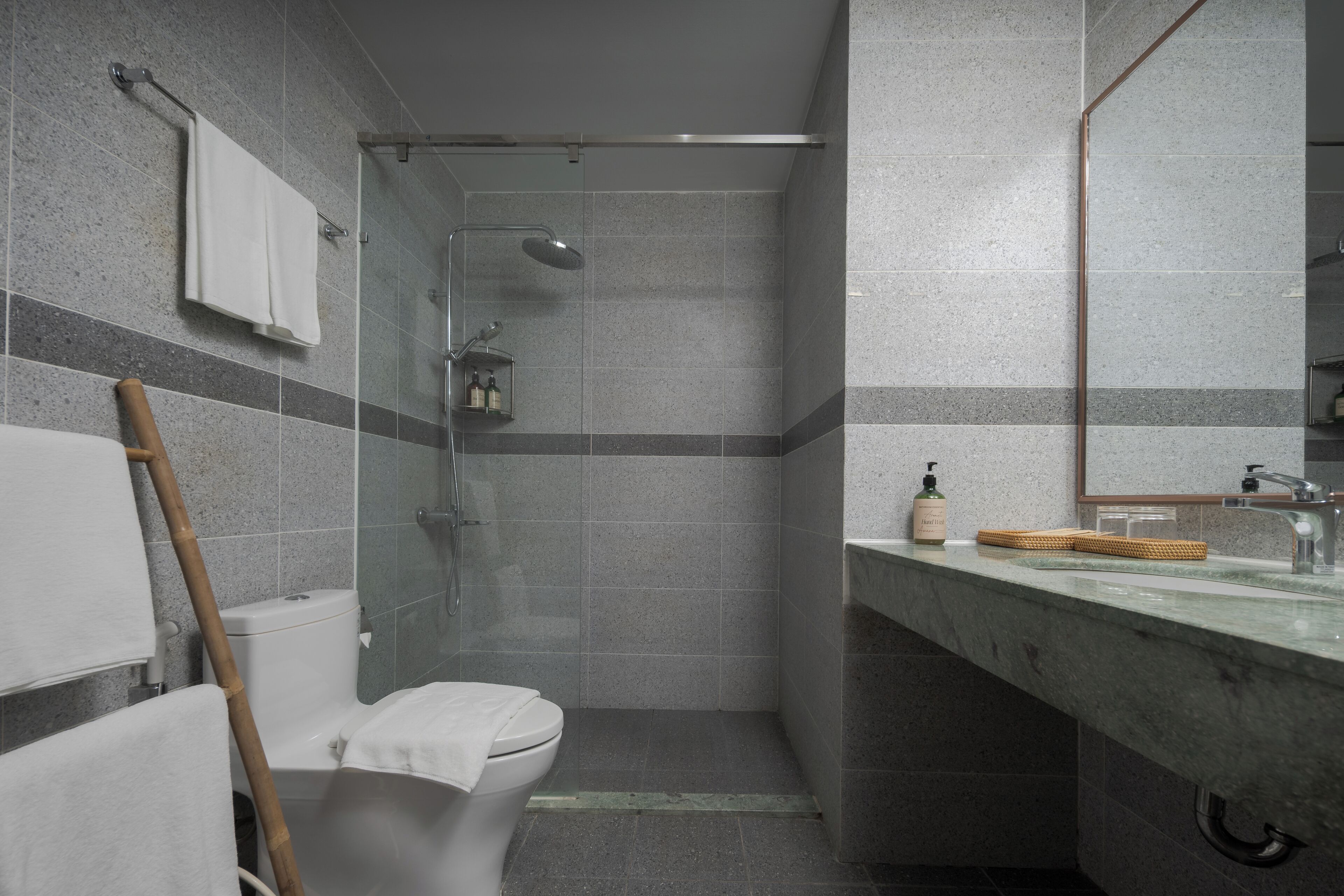 Ein modernes Badezimmer mit Dusche, Toilette und Waschbecken.