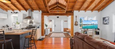 Téléviseur connecté, foyer, livres, chaßne audio