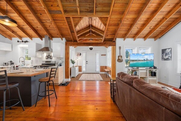 Téléviseur connecté, foyer, livres, chaîne audio