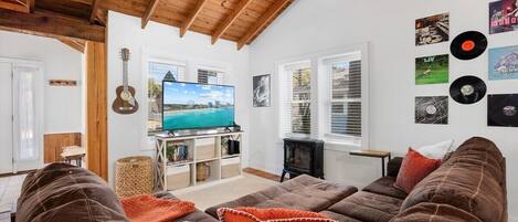 Smart-TV, Kamin, BĂŒcher, Stereoanlage