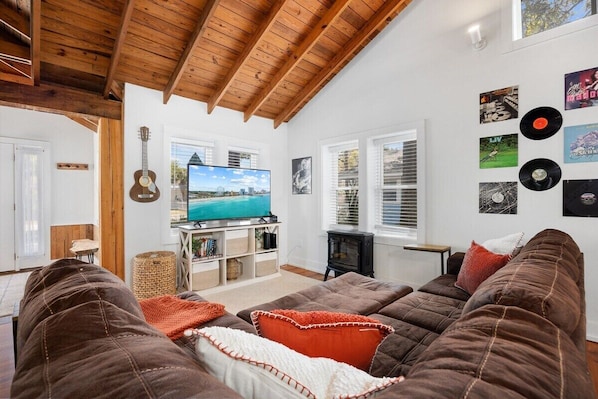 Smart TV, fireplace, books, stereo