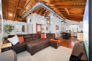 Smart-TV, Kamin, Bücher, Stereoanlage