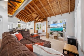 Smart-TV, Kamin, Bücher, Stereoanlage