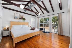 2 Schlafzimmer, Schreibtisch, Bügeleisen/Bügelbrett, Reisekinderbett